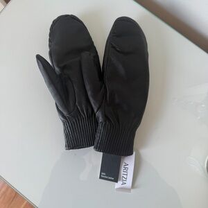 Aritzia Woman’s Sleek Black Gloves